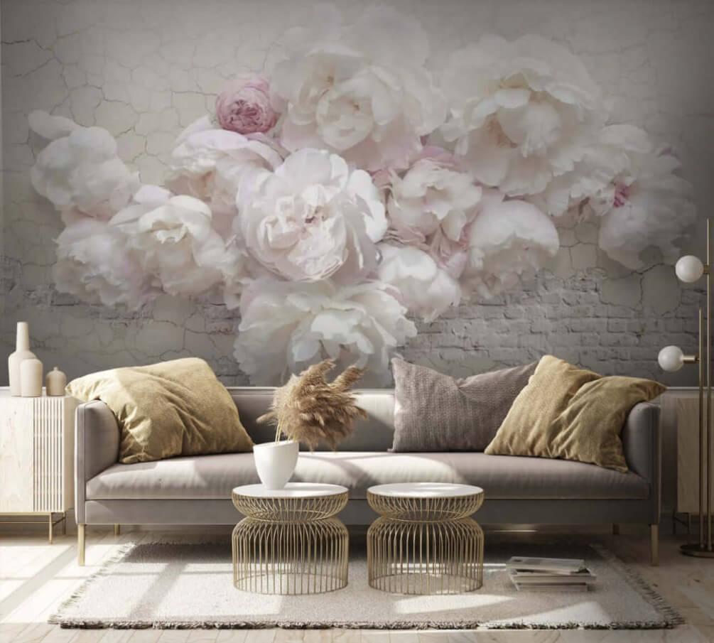 Rose su bianco screpolato in un ambiente