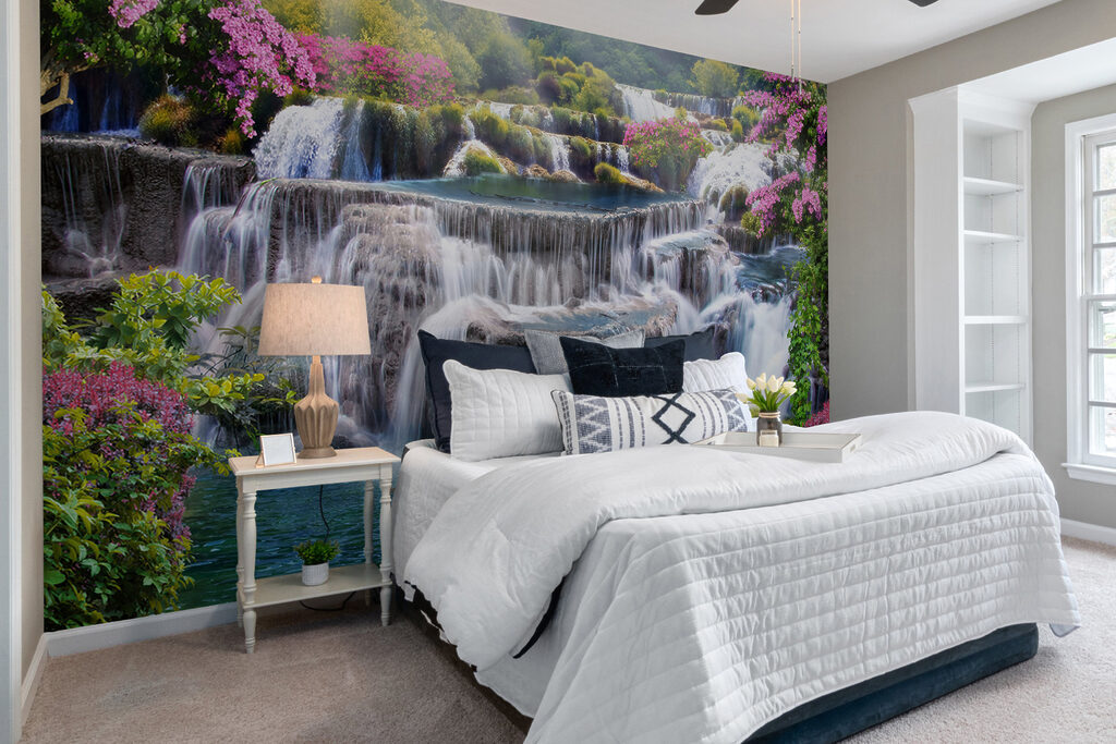 Cascata tra arbusti rosa — ambiente 10