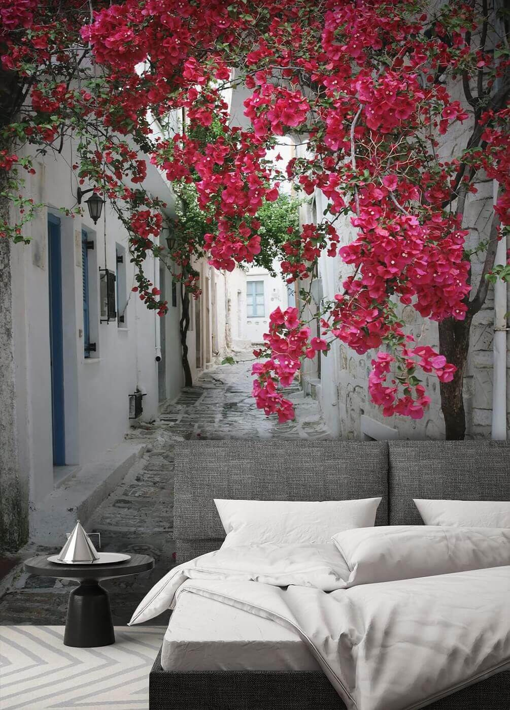 Strada di fiori rossi in un ambiente