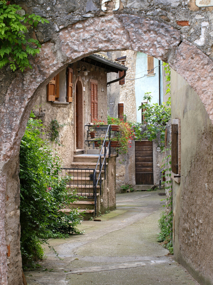 Vicolo sotto l’arco — design completo