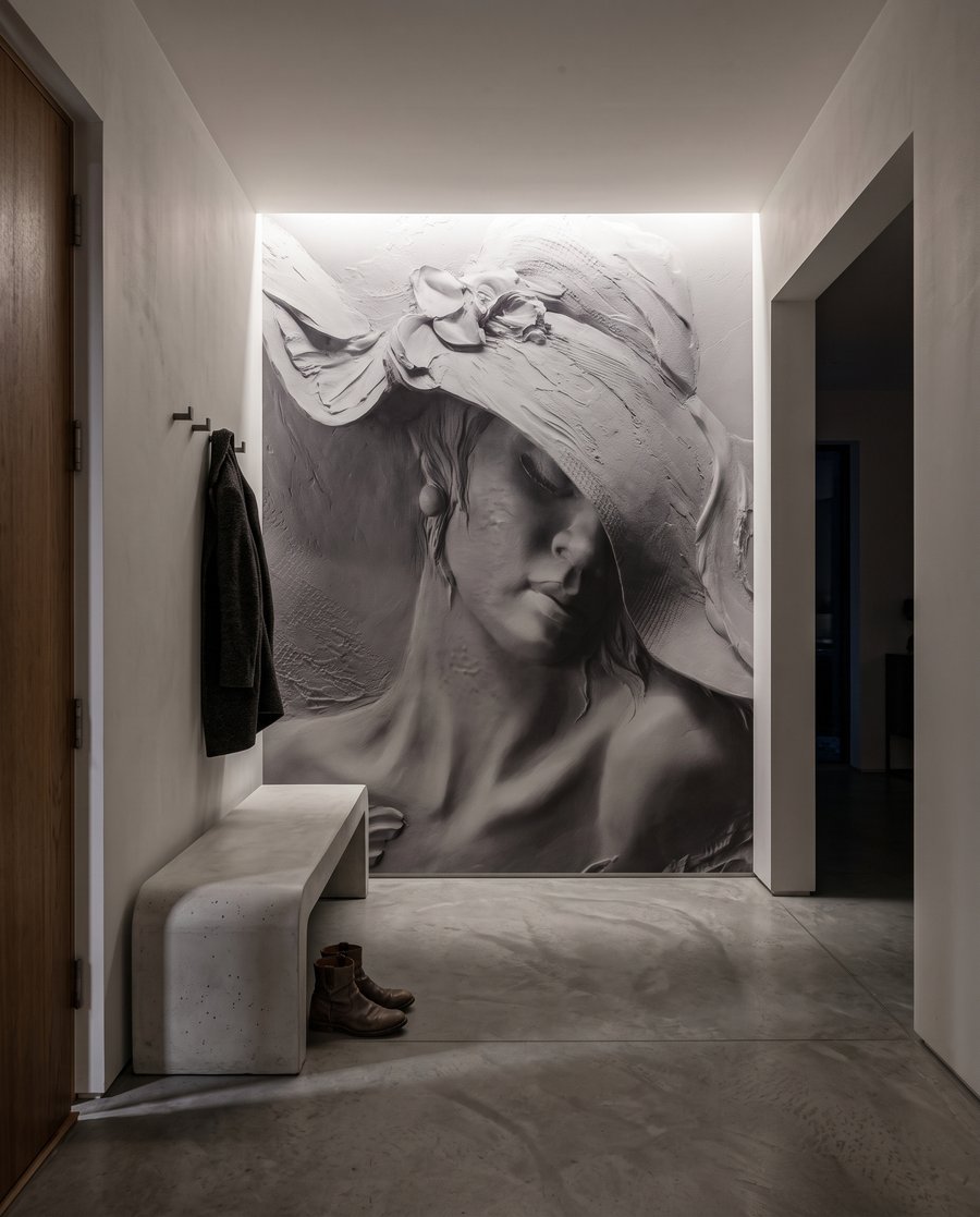 Donna con cappello ondulato — ambiente 4