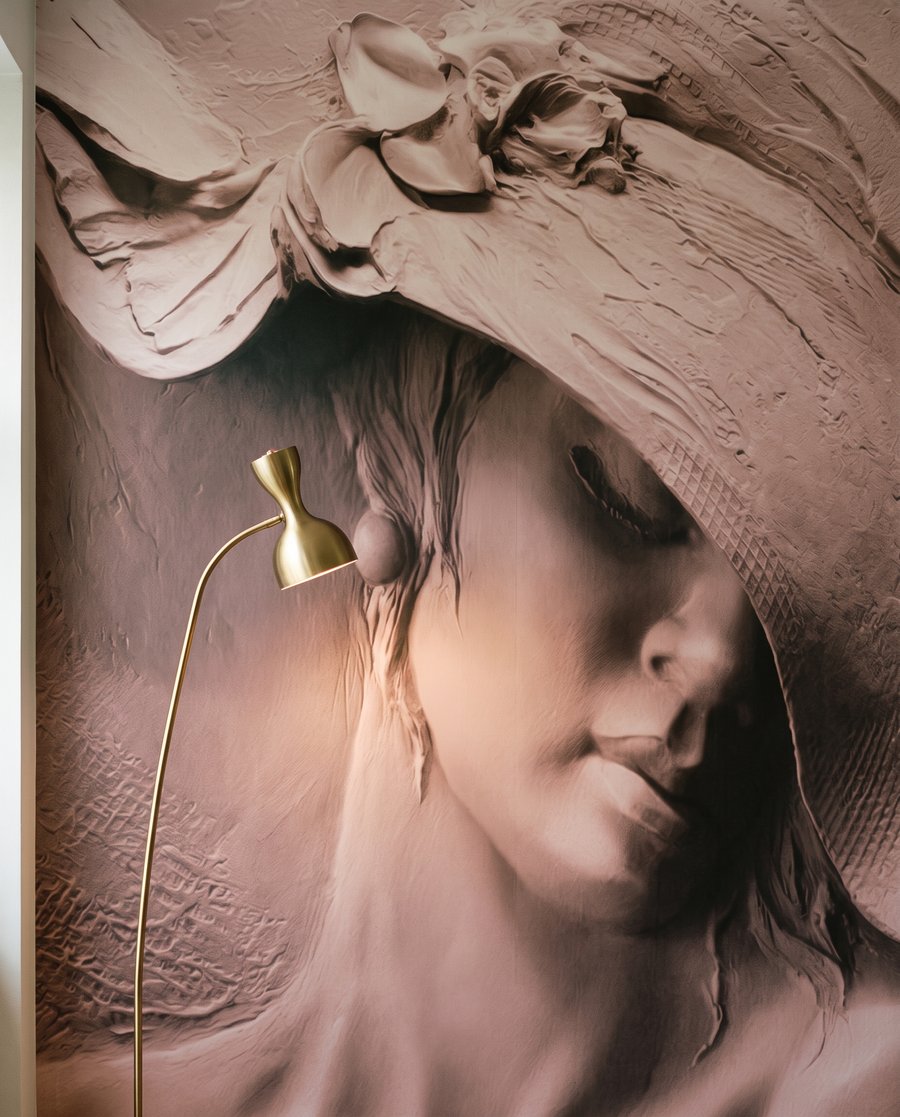 Donna con cappello ondulato — dettaglio