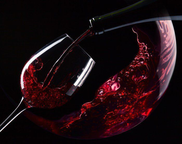 Vino rosso in movimento — design completo