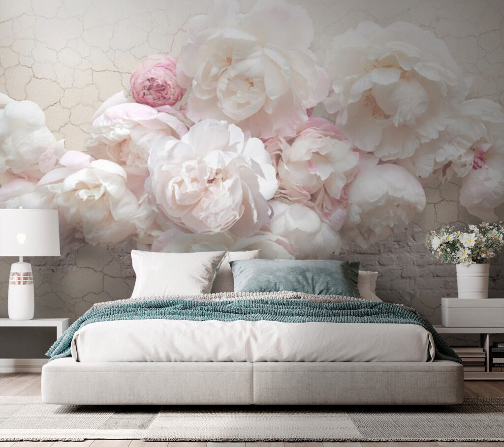 Rose su bianco screpolato in un ambiente