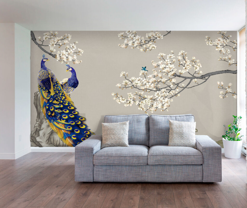 Pavoni e fiori bianchi in un ambiente