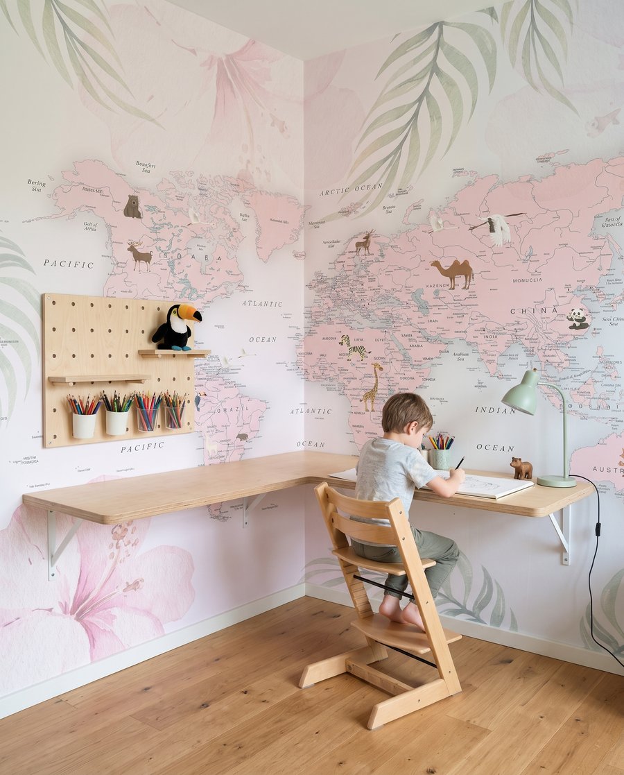 Mappa tra foglie pastello in un ambiente