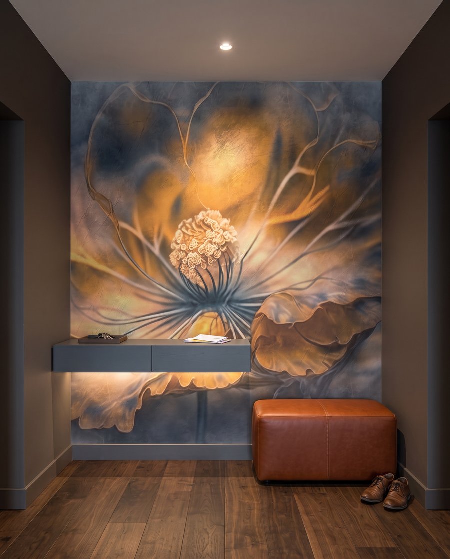 Fiore in luce ambrata in un ambiente