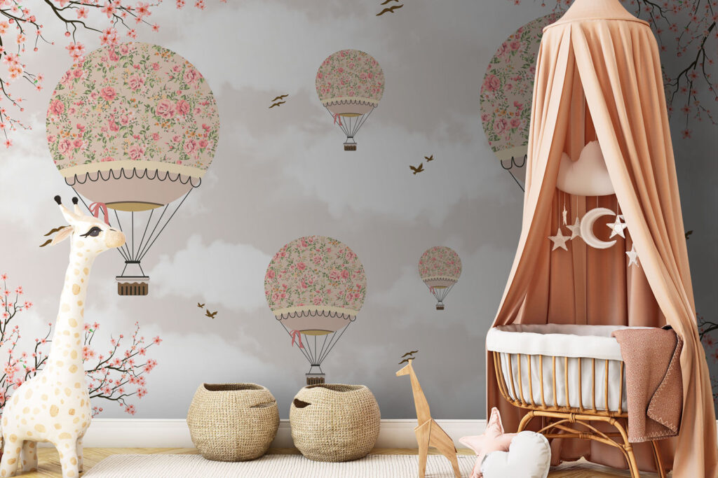 Palloncini tra i fiori in un ambiente