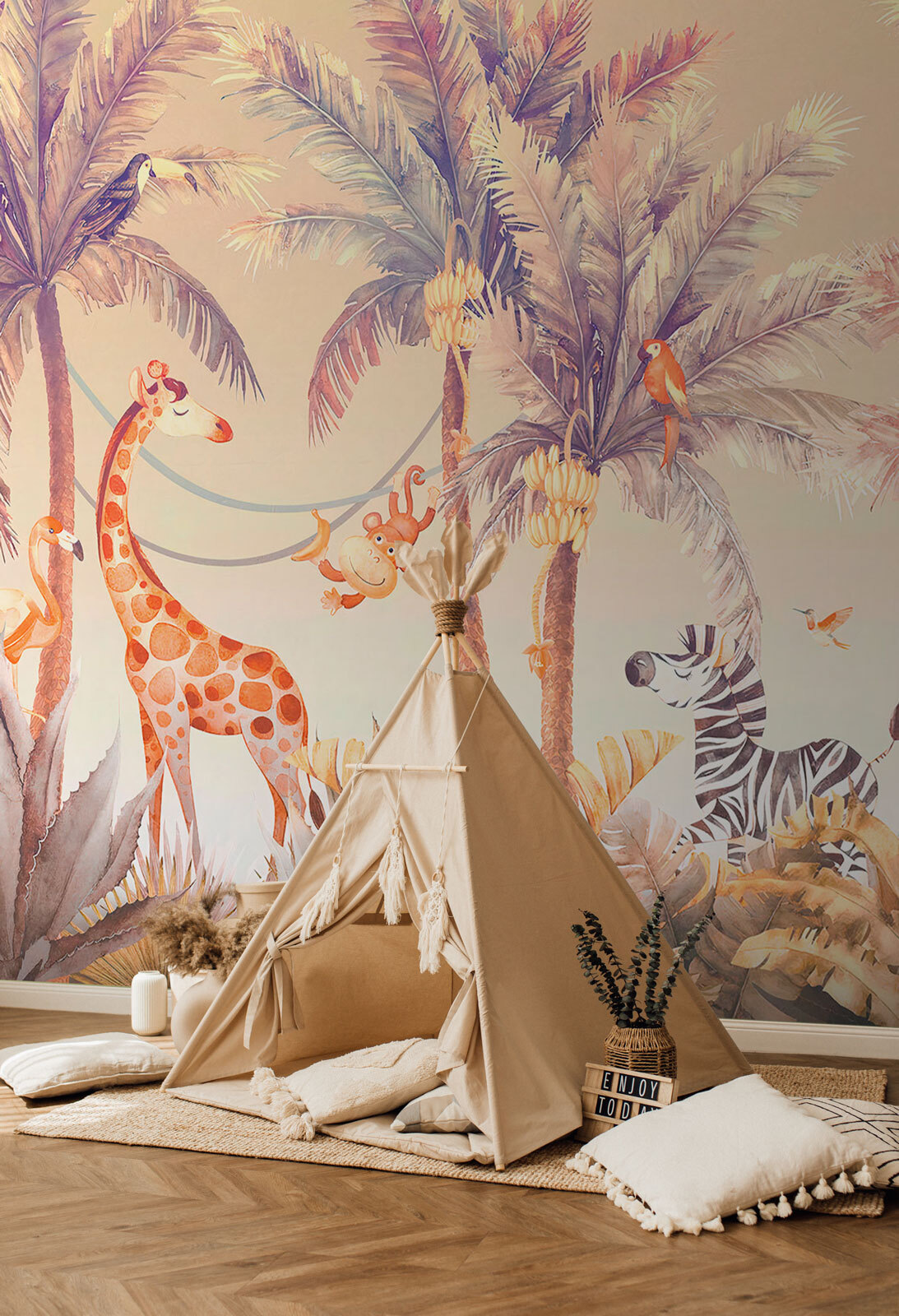 Giraffa tra le palme in un ambiente