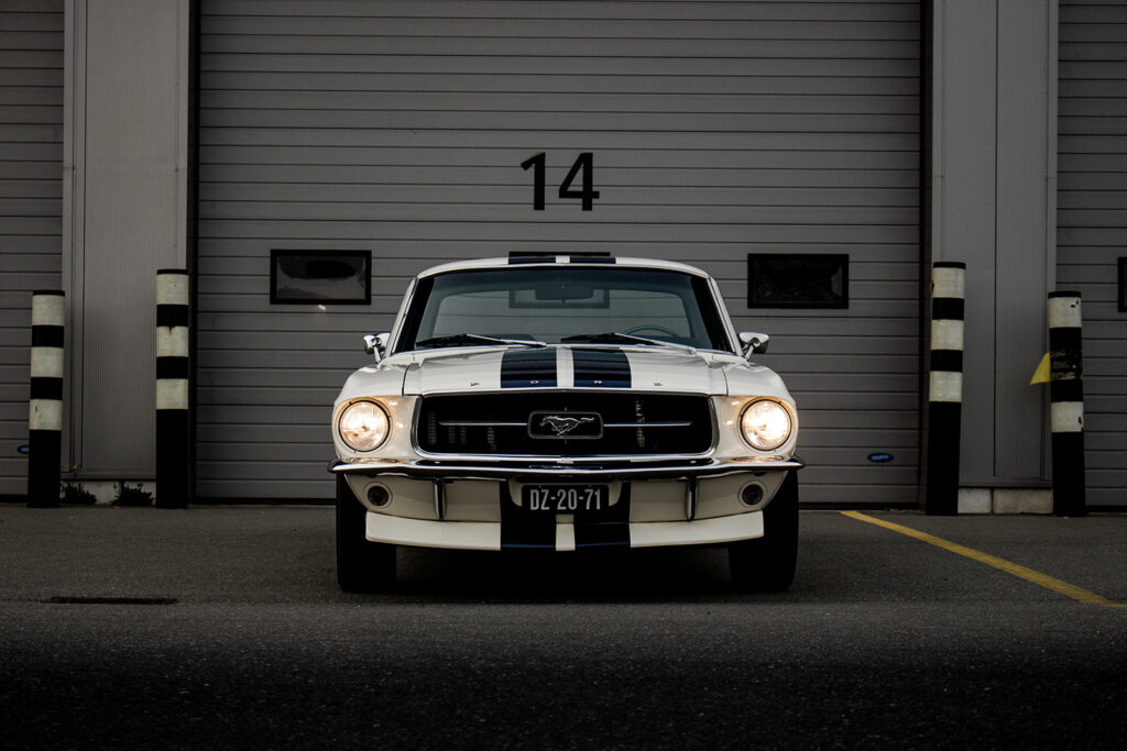 Auto d’epoca sul garage — design completo