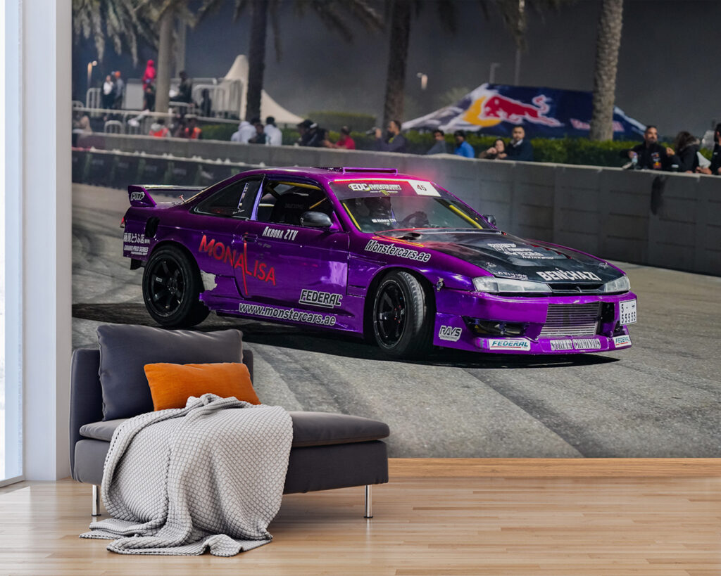Sportiva viola in derapata — ambiente 1