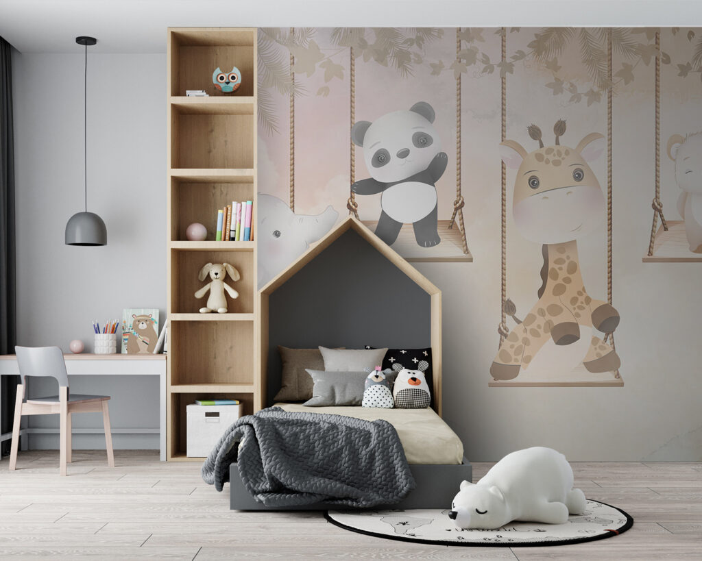 Animaletti sulle altalene in un ambiente