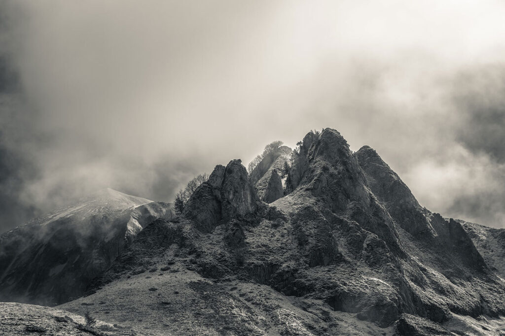 Rupi scure nella nebbia — design completo