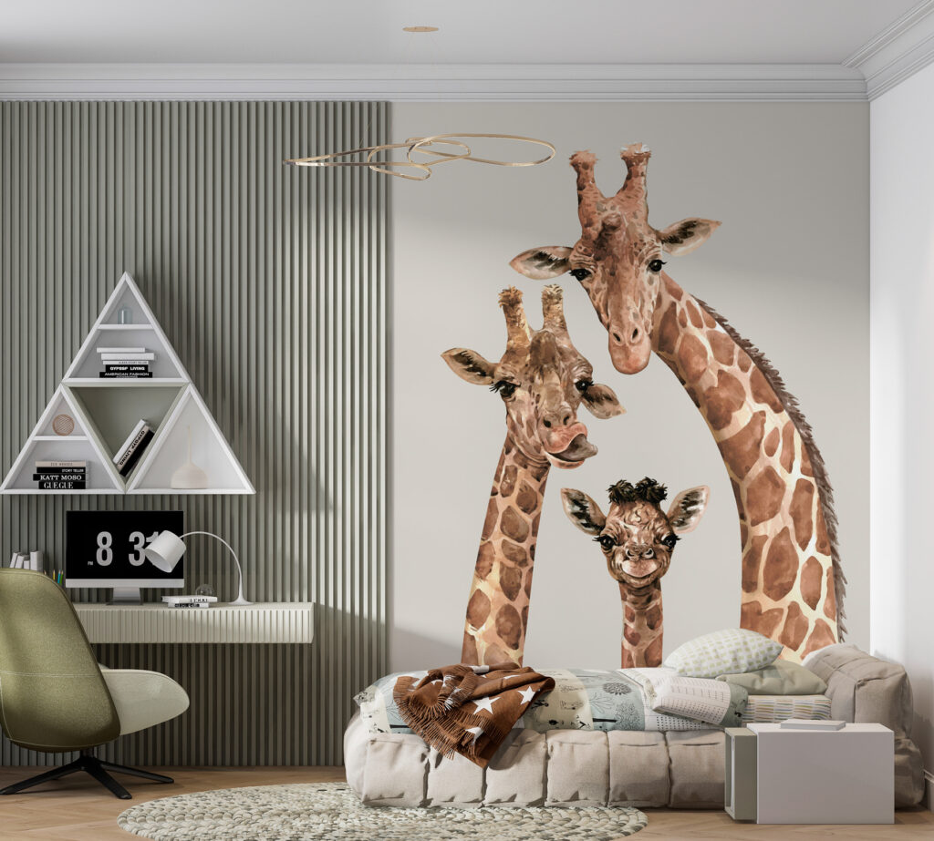Tre giraffe che guardano in un ambiente