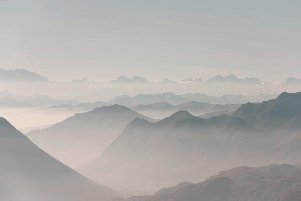Montagne nella foschia — design completo