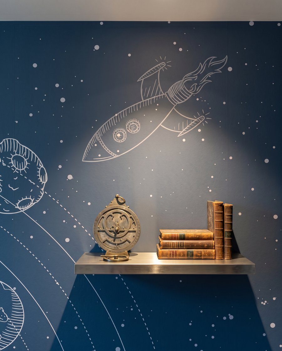 Astronauta tra le orbite — dettaglio
