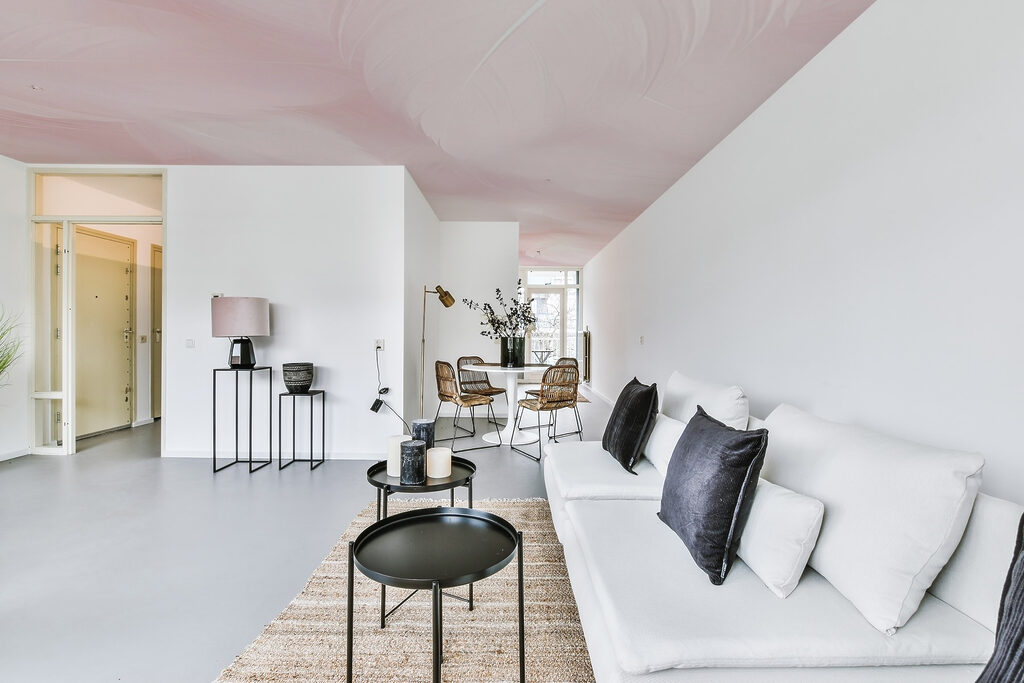 Piume bianche su rosa — ambiente 5