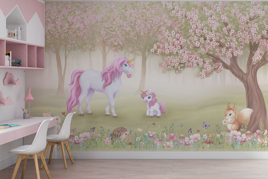 Unicorni tra fiori rosa in un ambiente